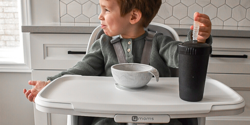 smiling kid in 4moms Connect High Chair in White