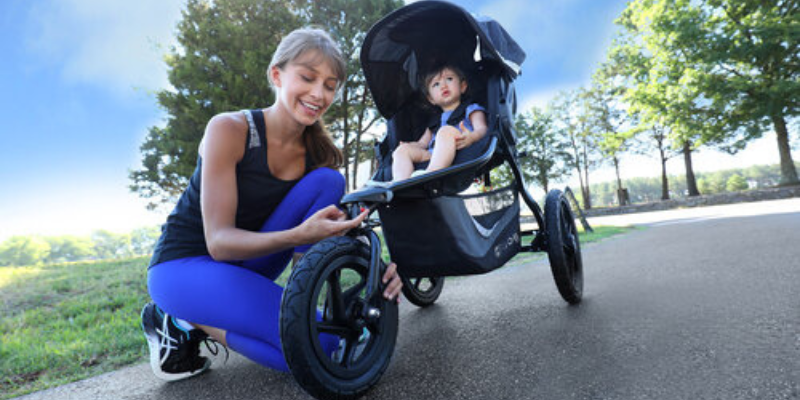 Mother and baby with BOB Revolution Flex 3.0 Stroller