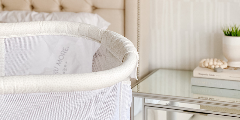 chalet bébé chambre intérieur avec confortable berceau lit