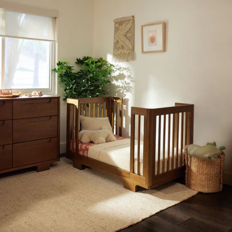 Yuzu 8-in-1 Convertible Crib