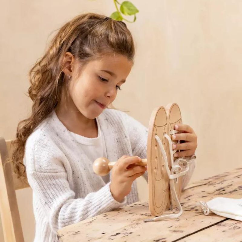 Jeu de laçage en bois